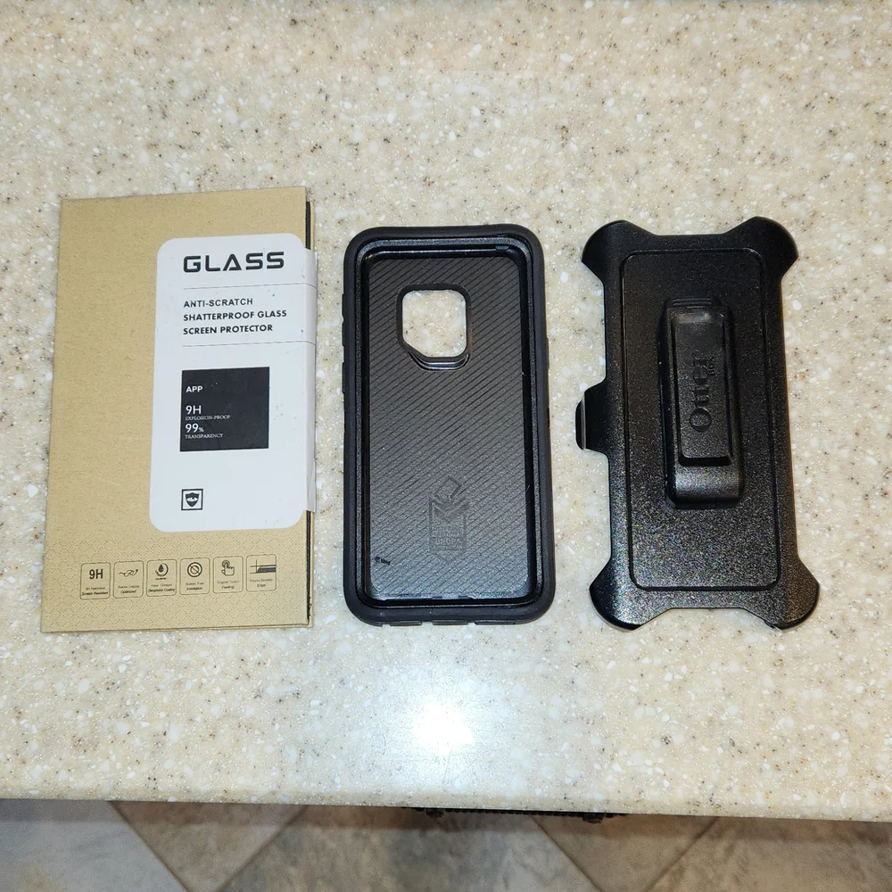 Otterbox defender black case and clip and 1 screen protector, like new